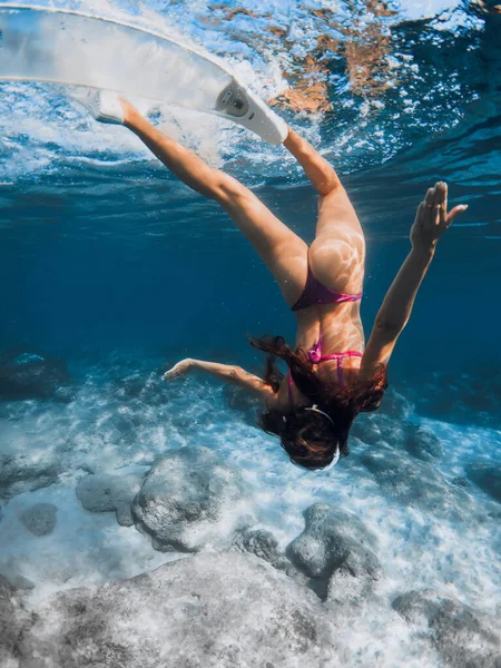 Sexy Žena Bikinách Ploutví Potápět Pod Vodou Modrém Oceánu — Stock fotografie
