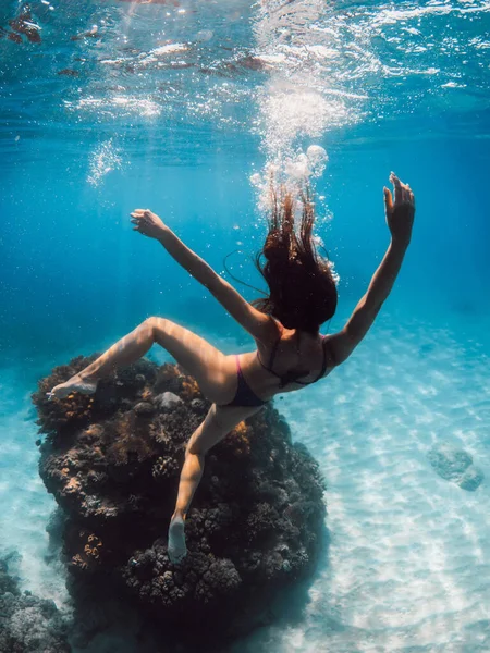 Jonge Vrouw Bikini Plezier Onderwater Transparante Zee — Stockfoto