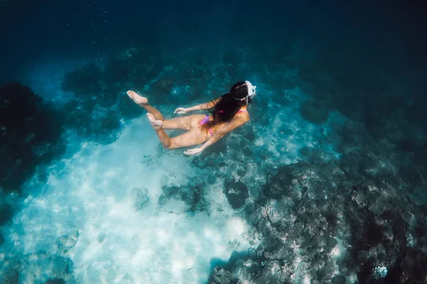 Vrouw Met Masker Duiken Naar Diepte Transparante Zee Snorkelen Met — Stockfoto