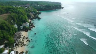 Kıyı şeridi ve Bali adasındaki sularda plastik kirliliği olan Hint okyanusunun havadan görünüşü