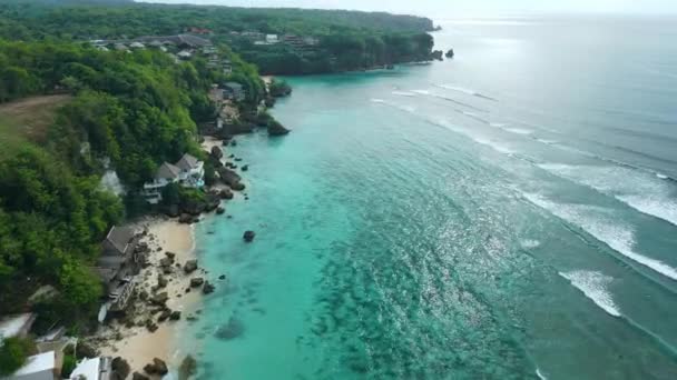 Letecký Pohled Indický Oceán Pobřežím Plastovým Znečištěním Vody Ostrově Bali — Stock video