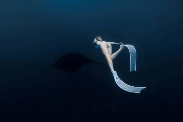 Lady Freediver Avec Nageoires Nager Avec Raie Manta Plongée Libre — Photo