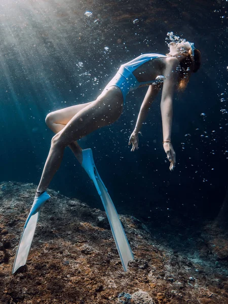 Kobieta Freediver Ślizga Się Pod Wodą Błękitnym Morzu Freediving Piękną — Zdjęcie stockowe