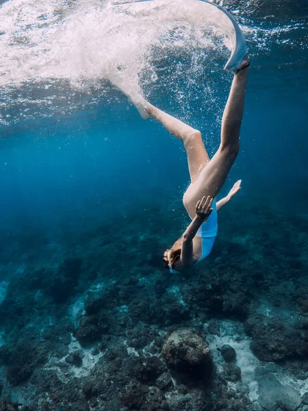 サンゴの上にフィンで水中で自由にダイビングできます 熱帯での夏の休暇 — ストック写真
