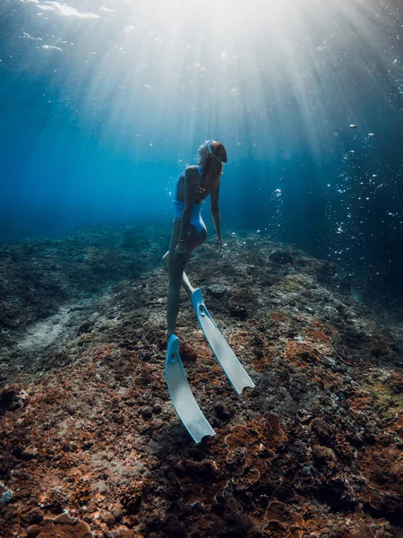 Freitaucherin Gleitet Unter Wasser Blauem Meer Freediving Mit Schönen Mädchen — Stockfoto