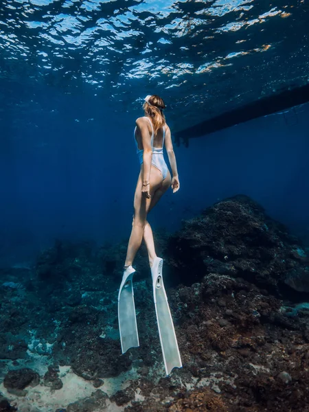 Kobieta Freediver Białymi Płetwami Pod Wodą Freediving Atrakcyjną Dziewczyną Głębokim — Zdjęcie stockowe