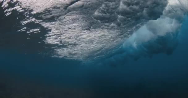 Potente Ola Bajo Agua Océano Azul Vista Submarina Ola Que — Vídeo de stock