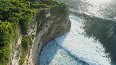 Uluwatu, Bali 'de uçurumlar ve dalgalı okyanus manzaralı sahil manzarası