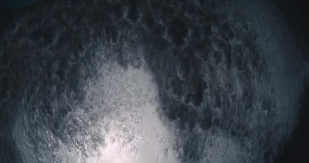 在蓝色的海洋中在水下冲浪 泡沫和气泡碰撞波的水下视点 — 图库视频影像