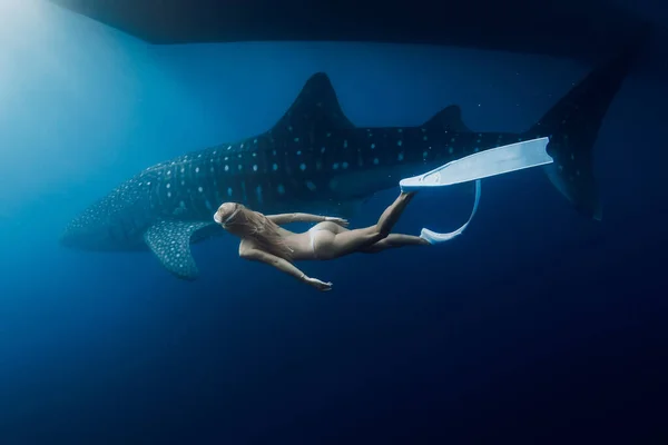 Vista Submarina Del Snorkeler Femenino Nadando Con Tiburón Ballena Gigante — Foto de Stock
