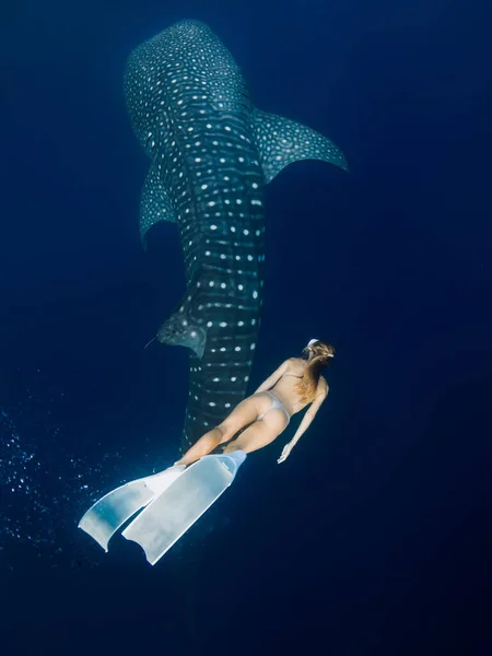 Jeune Femme Nageant Avec Requin Baleine Dans Océan Bleu Profond — Photo