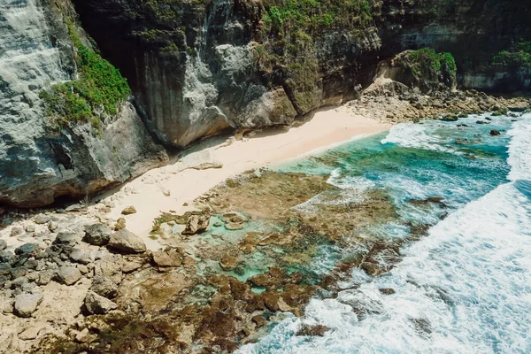 Tropikalna Ukryta Plaża Skałami Ocean Falami Bali Widok Lotu Ptaka — Zdjęcie stockowe