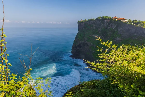 Escénico Acantilado Rocoso Océano Con Olas Uluwatu Bali Lugar Turístico — Foto de Stock
