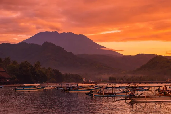 Colorful Sunset Sunrise Scenic Landscape Volcano Quiet Ocean Fishing Boats — Stock Photo, Image