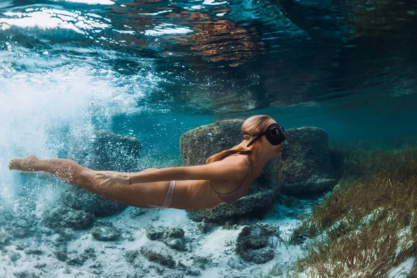 透明海の中でマスク水中で泳ぐブロンドの女性 モーリシャスやバリでのシュノーケリング — ストック写真