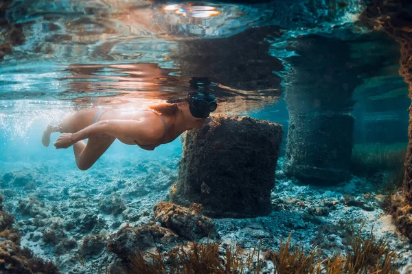 Mujer Rubia Nadando Bajo Agua Océano Transparente Foto Submarina — Foto de Stock