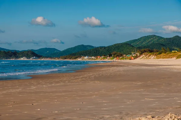 Piaszczysta Plaża Niebieski Ocean Falami Brazylii — Zdjęcie stockowe