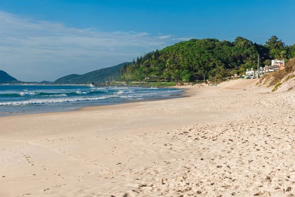 Piaszczysta Plaża Niebieski Ocean Falami Brazylii — Zdjęcie stockowe