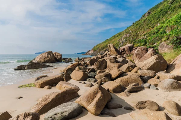 Ocean Plaża Kamieniami Góry Brazylii Florianopolis — Zdjęcie stockowe