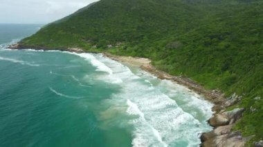 Brezilya 'nın Florianopolis kentindeki dağlı, plajlı ve okyanuslu sahili. Hava görünümü