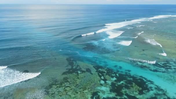 Modrý Průhledný Oceán Vlnami Trhlým Proudem Letecký Pohled — Stock video