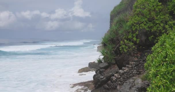 Tropické Pobřeží Skalami Oceánem Bouřkovými Vlnami — Stock video