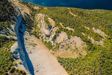 Yunanistan 'da kanyon ve uçurumlu deniz kıyısı manzarası