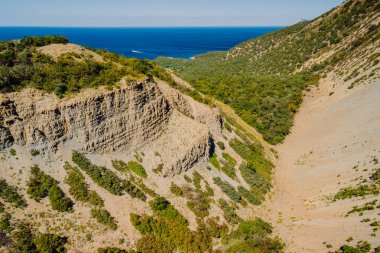 Yunanistan 'da kanyon ve uçurumlu deniz kıyısı manzarası