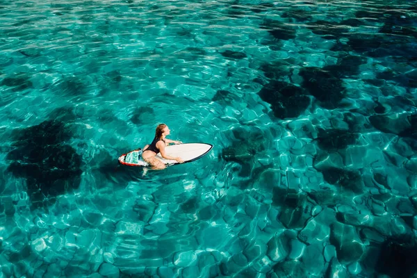Surf Κορίτσι Στην Ιστιοσανίδα Wait Κύμα Διαφανή Ωκεανό Αεροφωτογραφία Σέξι — Φωτογραφία Αρχείου