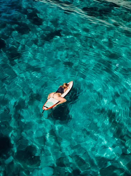 Surfingowa Dziewczyna Desce Surfingowej Turkusowym Oceanie Widok Lotu Ptaka Seksownej — Zdjęcie stockowe