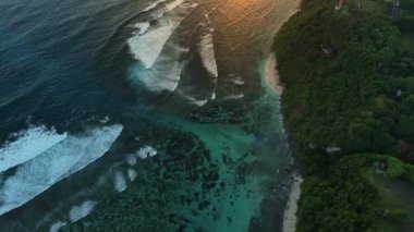 Okyanus kıyısı ve Bali 'deki güçlü RIP akıntısı. Yeşil kase plajının havadan görünüşü