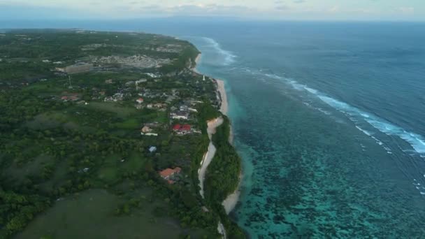 巴厘岛有美丽的海岸线 有海滩和蓝色的海洋 空中景观 — 图库视频影像
