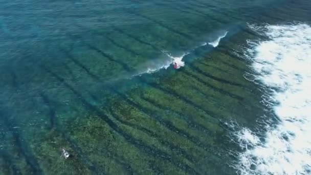 Oceano Transparente Azul Com Ondas Surfistas Vista Aérea — Vídeo de Stock