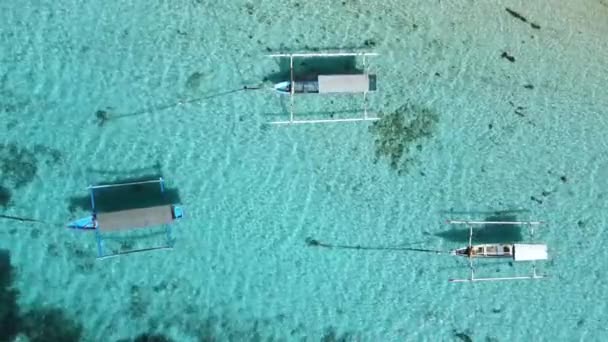バリ島の青い海のアンカーで漁船 空中風景 — ストック動画