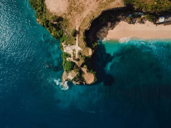 Letecký Pohled Pláž Malebnou Skálou Tyrkysovým Oceánem Bali Horní Pohled — Stock fotografie