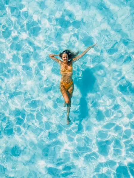 女人在透明的蓝色大海中游泳和放松 空中景观 高空景观 — 图库照片
