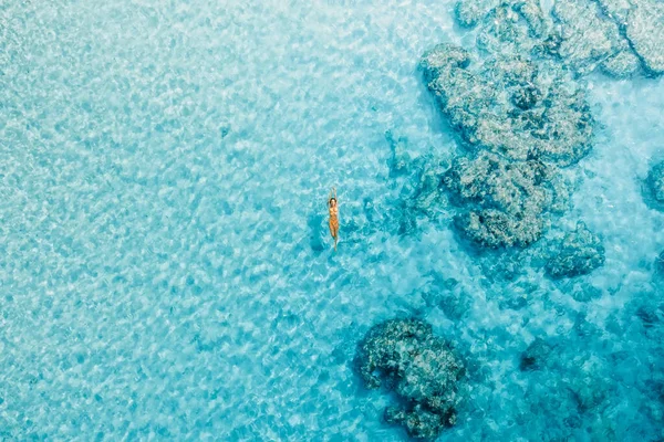 Tatillerinde Mavi Okyanusta Yüzen Bir Kadın Hava Görünümü Üst Görünüm — Stok fotoğraf