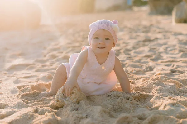 Όμορφη Κοπέλα Εξωτερικό Χώρο Φως Ηλιοβασιλέματος Ευτυχισμένο Μωρό Ροζ Φόρεμα — Φωτογραφία Αρχείου