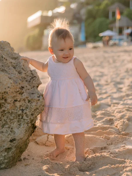 Καλαίσθητο Κοριτσάκι Κομψό Φόρεμα Αμμώδη Παραλία Τόνους Ηλιοβασίλεμα — Φωτογραφία Αρχείου