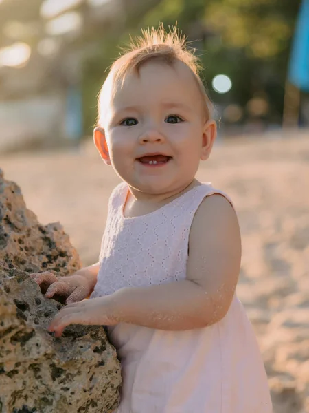 Πορτρέτο Του Χαμογελαστού Χαριτωμένο Κοριτσάκι Ροζ Φόρεμα Στην Παραλία Του — Φωτογραφία Αρχείου