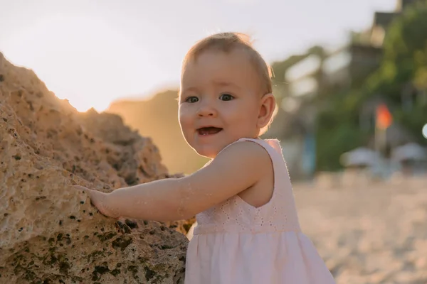 Πορτρέτο Του Χαριτωμένο Μωρό Ροζ Φόρεμα Στην Παραλία Του Ωκεανού — Φωτογραφία Αρχείου