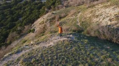 Kadın yolcularla birlikte deniz kıyısındaki dağların havadan görünüşü. Kadın dağlarda yürür
