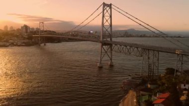 Old Cable, Florianopolis, Brezilya 'da sıcak günbatımıyla köprüde kaldı. Florianopolis 'in sembolü