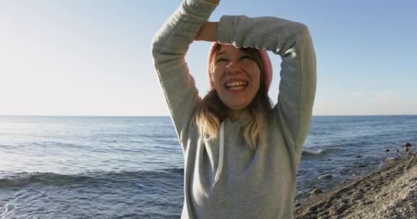 海岸線のスポーティ女性 ワークアウト 海のビーチでのトレーニングとウェルネスの概念 — ストック動画