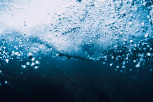 Suyun Altında Dalgalar Sörfçüler Okyanusta Sörf Tahtasıyla Gezerler Suyun Altında — Stok fotoğraf