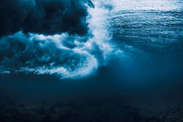 在蓝色的海洋里 在水下和冲浪板上冲浪 透明水中碰撞波的水下视点 — 图库照片