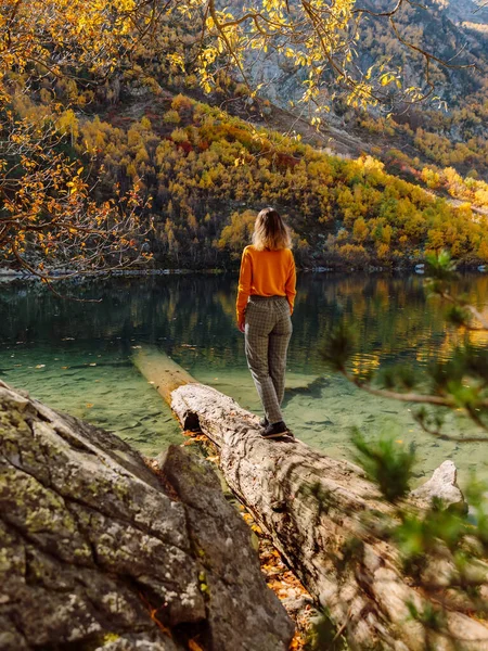 Kobieta Crystal Lake Jesiennych Górach Jezioro Górskie Podróżnik — Zdjęcie stockowe