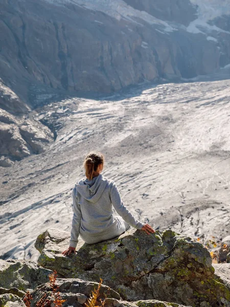 Πεζοπόρος Γυναίκα Χαλαρώστε Στην Πέτρα Κοντά Στα Βουνά Παγετώνα — Φωτογραφία Αρχείου