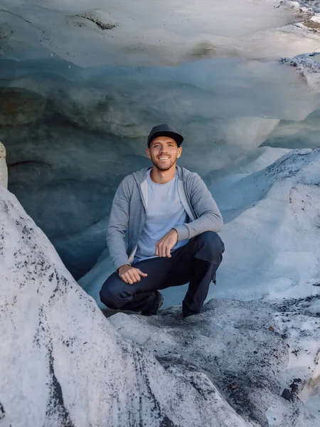 Lächelnder Wanderer Unter Einem Großen Gletscher Gletscher Und Touristen — Stockfoto
