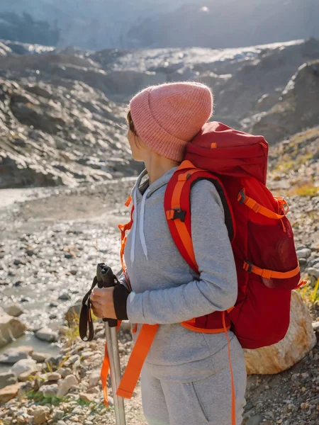 Mujer Excursionista Con Mochila Las Montañas Montaña Con Glaciar Turista —  Fotos de Stock